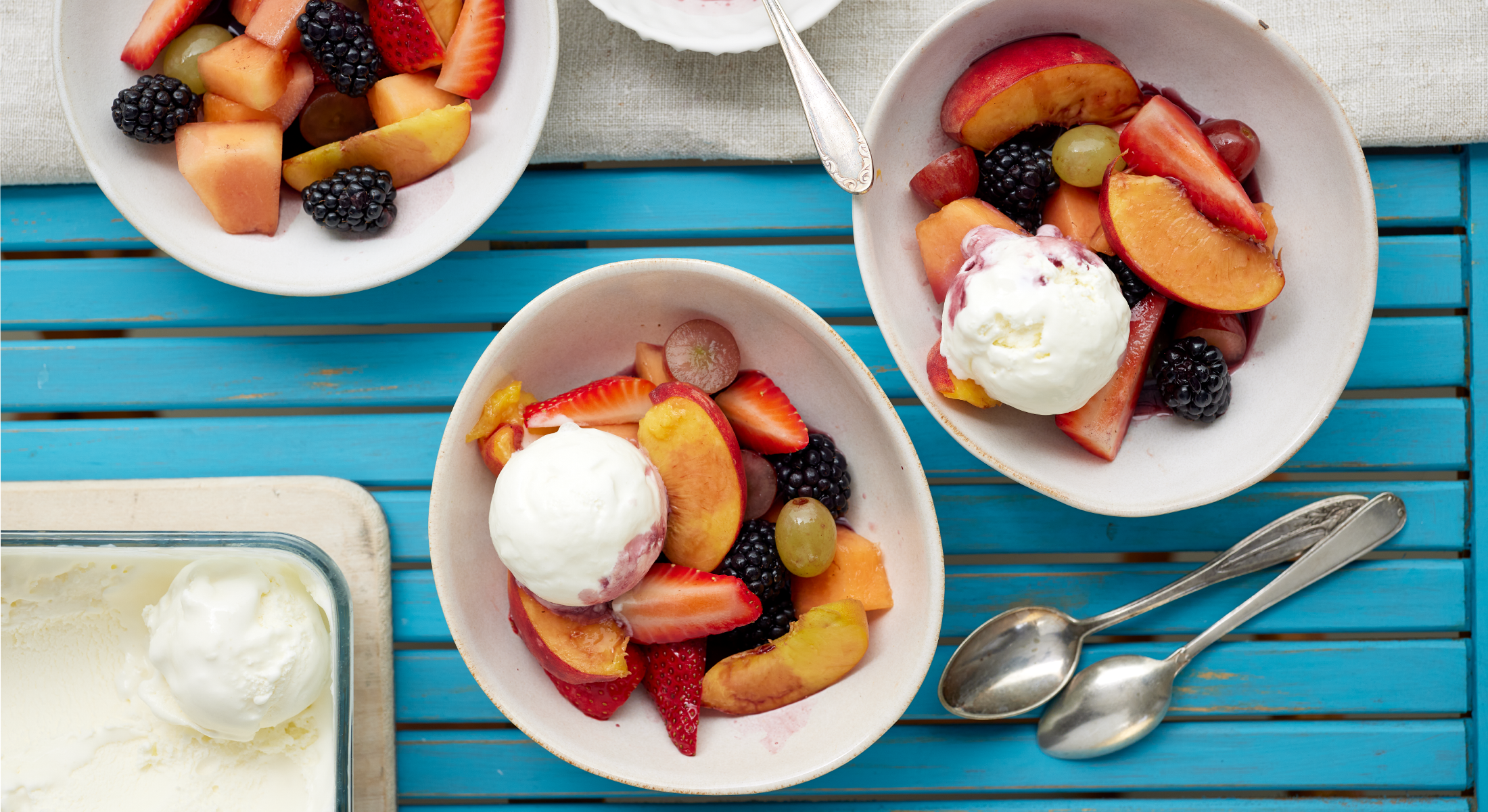 Fruchtsalat mit Weinsirup und Fior-di-latte-Glacé – le menu Shop Fruchtsalat mit Weinsirup und Fior-di-latte-Glacé – le menu Shop